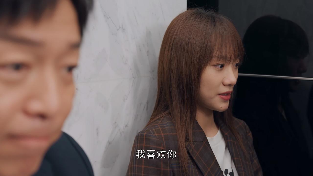 电梯里，女孩突然向中年男上司说：我喜欢你。男上司被咖啡呛到，赶紧说：我已经结婚了
