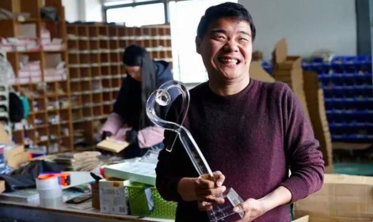 #感动中国淘宝店主7成员工是残疾人# 陆鸿入选“感动中国”人物，招牌式的笑容给人