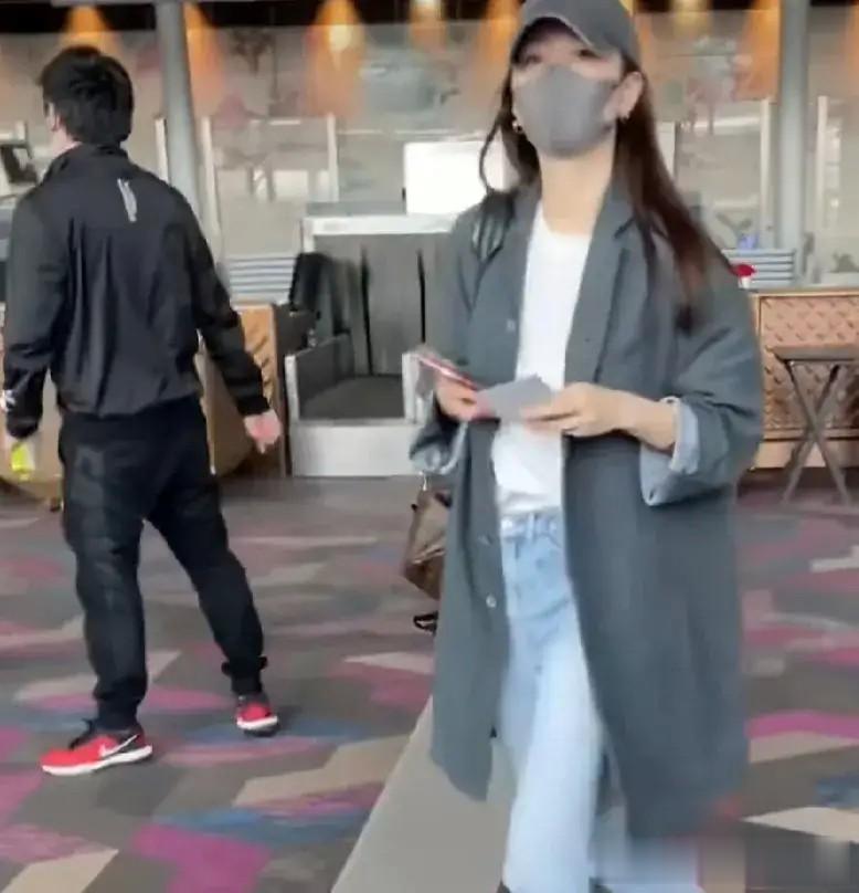 虽然文章有新女友陪伴在身边，但依然没有以前的阳光与自信了，眼神里没有半点光彩，可