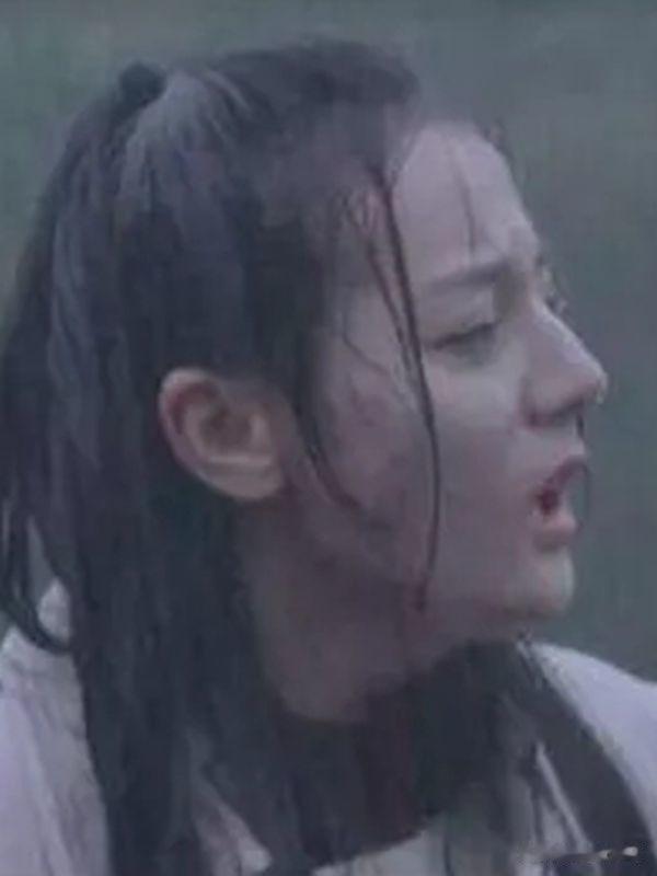拍雨戏检验颜值，热巴暴露真实颜值，而她却像闹着玩的
迪丽热巴这几年的发展真的是太