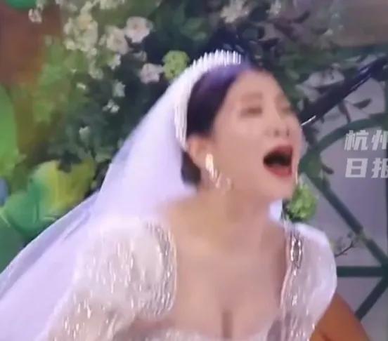 婚礼现场女儿给爸妈下脆的一瞬间太惑人了[玫瑰][玫瑰]

 给我看哭了[酷拽][
