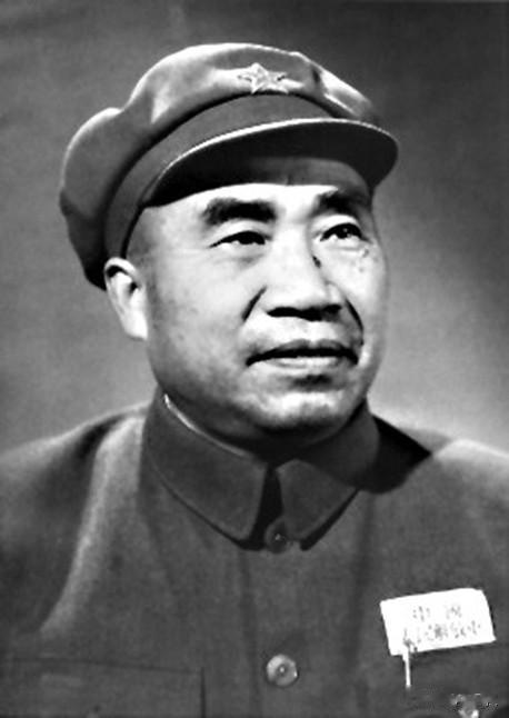 【朱德元帅轶事：一只月饼，分成了八小块】
在延安时期，生活极为艰苦。一次过中秋节