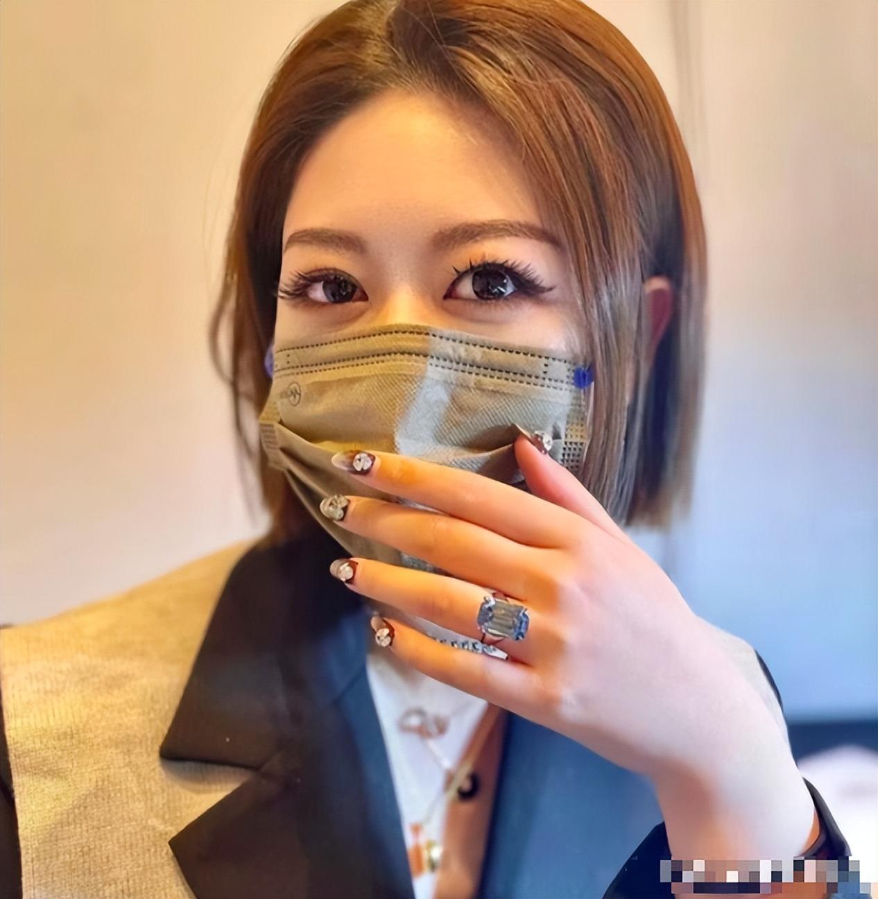 近日，网络上出现了一个名叫姜可心的神秘女孩，可谓是搅动了半个大咖圈的风云！

她
