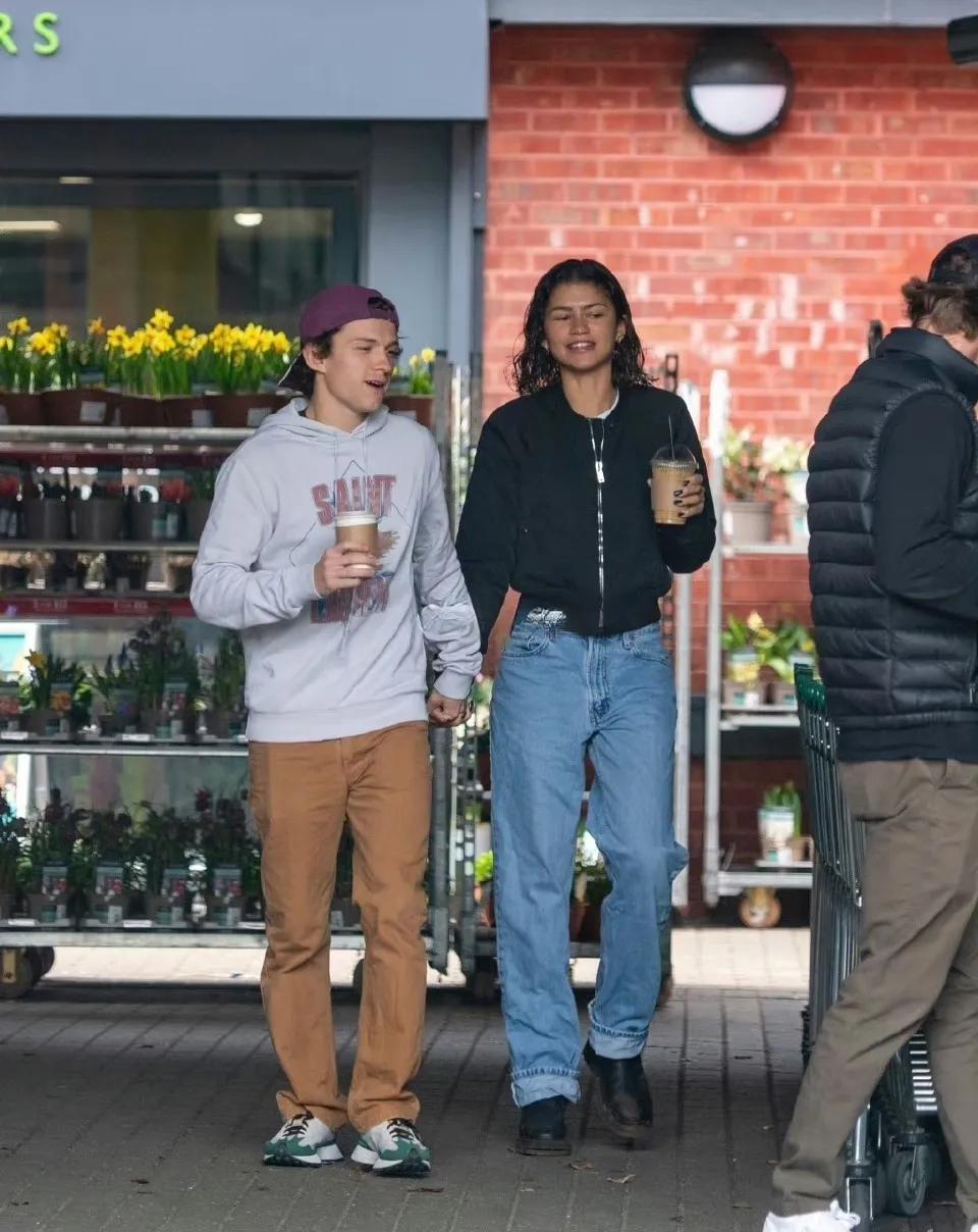 赞达亚和荷兰弟Tom Holland手拉手出街！

近日，赞达亚和荷兰弟在伦敦手