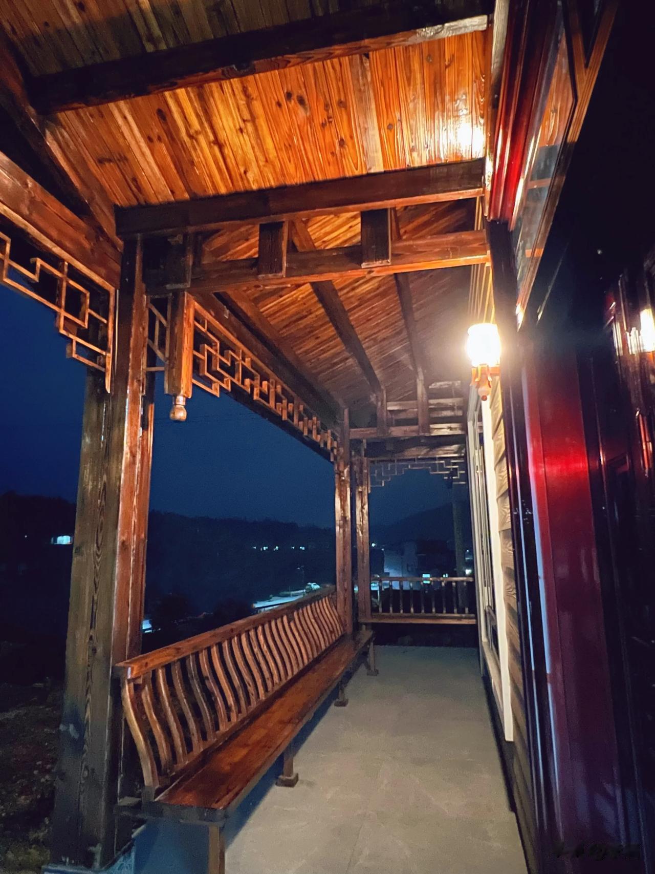 历经两年，我在山里的“木头➕混凝结构房”终于盖好了（如图），盖房子的初衷与父亲有