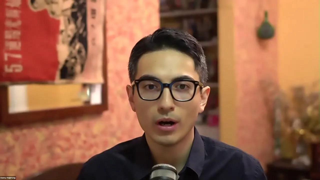 美国独立记者丹尼·海防写道：

 “乌克兰以近 3000 辆坦克开始了战争。问问