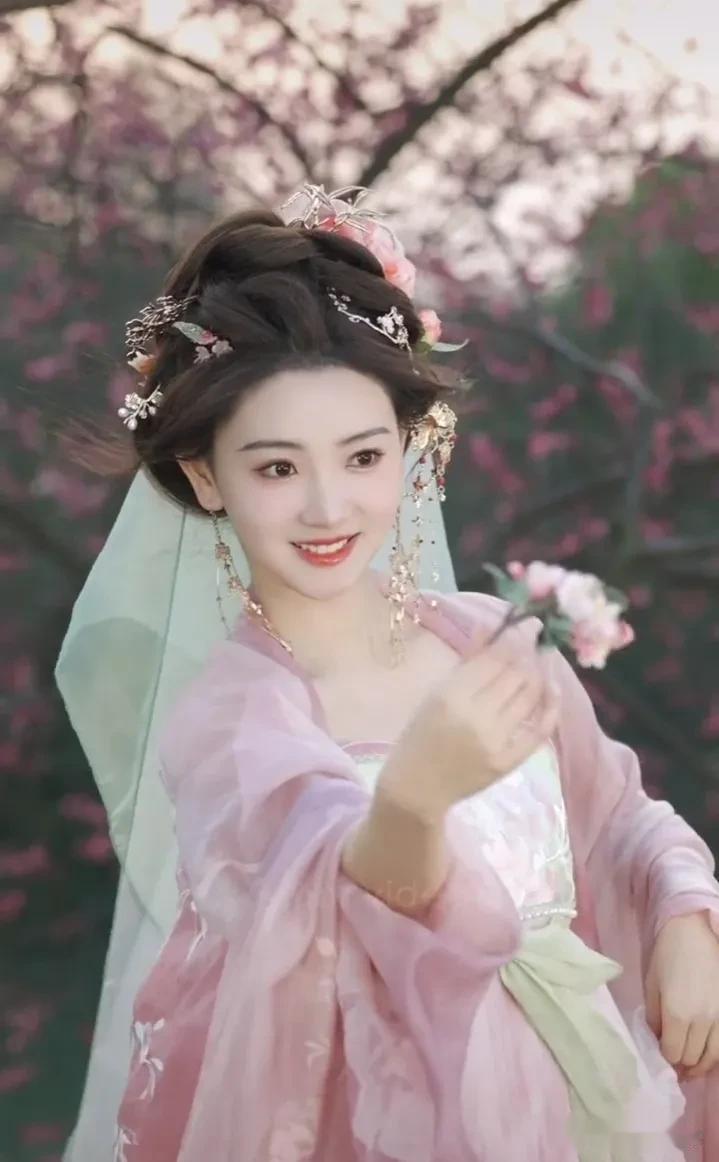 如果她是女儿国国王，我就不去取经了[捂脸]回眸一笑百媚生，六宫粉黛无颜色。

你