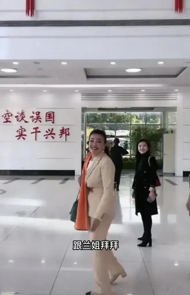 张兰离开格力时，格力大厅上“空谈误国，实干兴邦”八个大字真的很显眼，这可看出董小