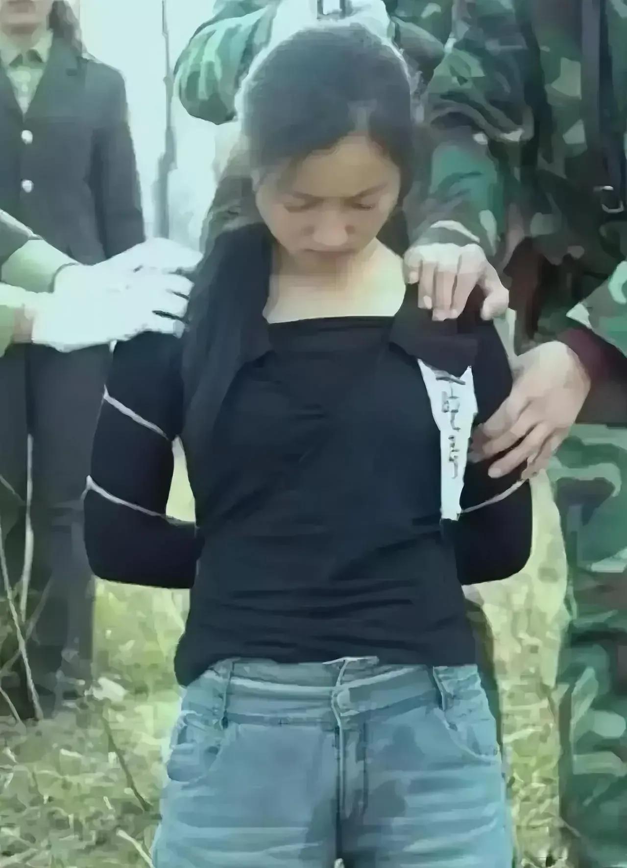 这是1994年，牛晓秀临刑前的情景。此时年轻漂亮的她已经被五花大绑捆上了法绳，因