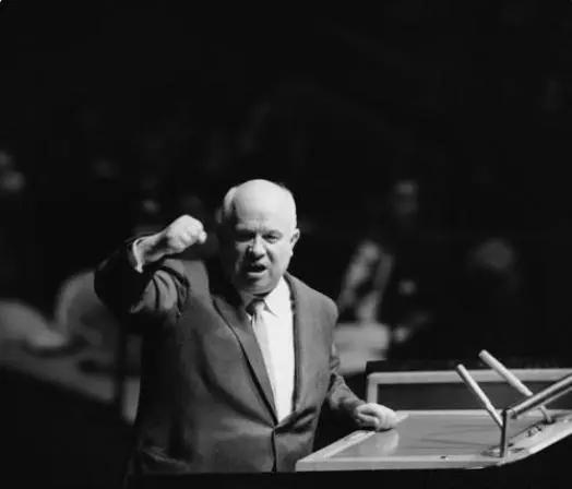 1956年4月，时任苏联最高领导人的赫鲁晓夫第一次对英国进行国事访问，这原本是一