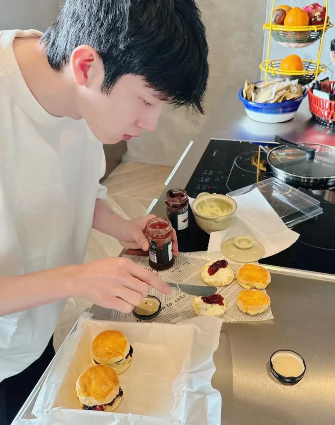 井柏然分享了做点心的画面，看着他做的点心比较有食欲感，果真是会做饭的男生有责任感