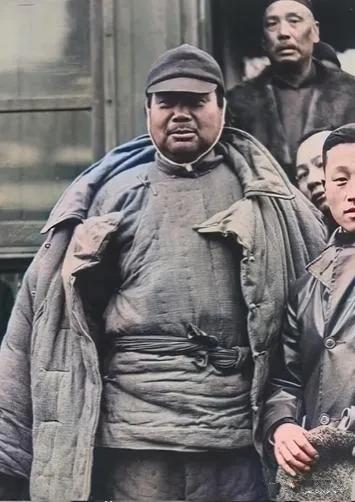 你敢相信吗？照片中这个好大的男人，就是号掌管40万军队的西北王冯玉祥，即便是身为