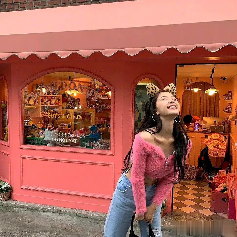 虞书欣是真的很喜欢这种露肩又露腰的辣妹装呀，看这个粉粉嫩嫩的欣欣子，锁骨能养鱼了