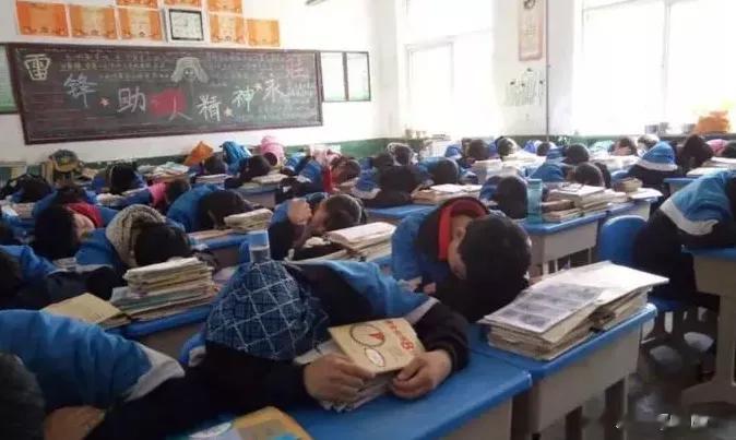 #建议在中小学推行趴睡变躺睡##儿童生长发育# 【充足的睡眠对儿童生长发育至关重