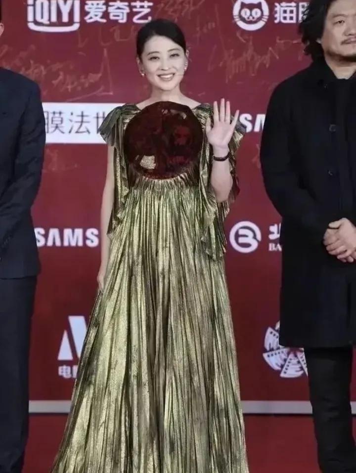 梅婷的礼服太另类了，我的审美水平有限，远看好像胸口有个大洞，再结合裙子的颜色，十