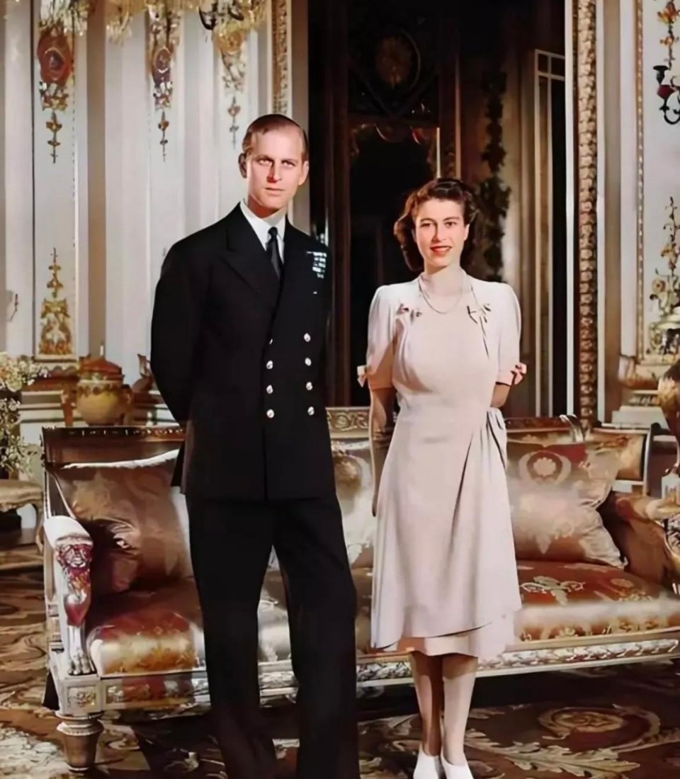 #历史那些事[超话]#伊丽莎白女王和她的丈夫菲利普亲王。1939年，13岁的女王