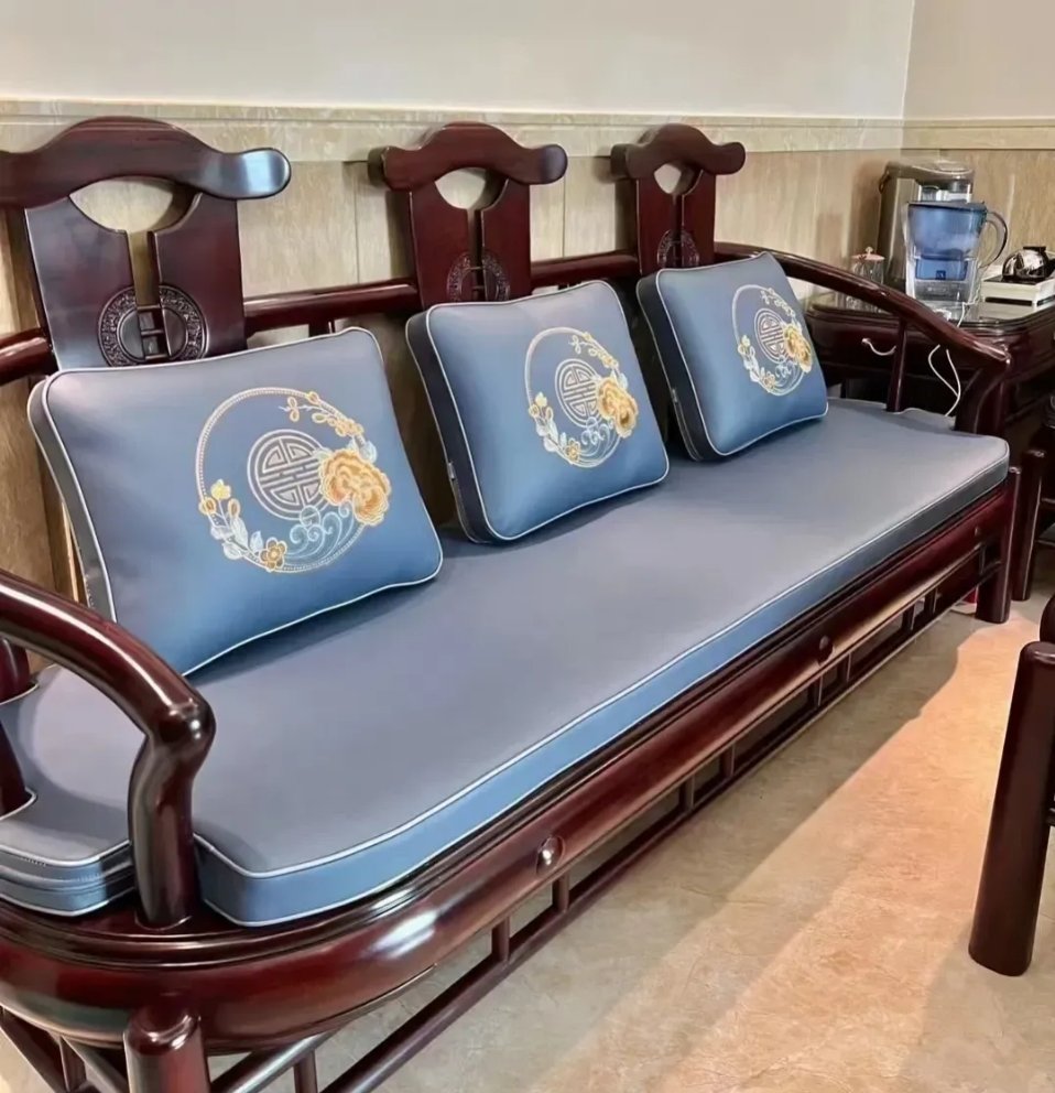 肠子都悔青，当初就不该听老人的建议，买实木沙发，现在是宁愿坐凳子也不愿坐沙发。​