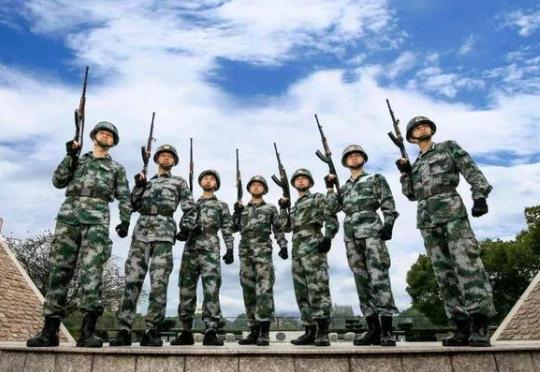 军队的政委是个什么样的职务？政委和司令员，哪一个更大？

政委的全称是政治委员，
