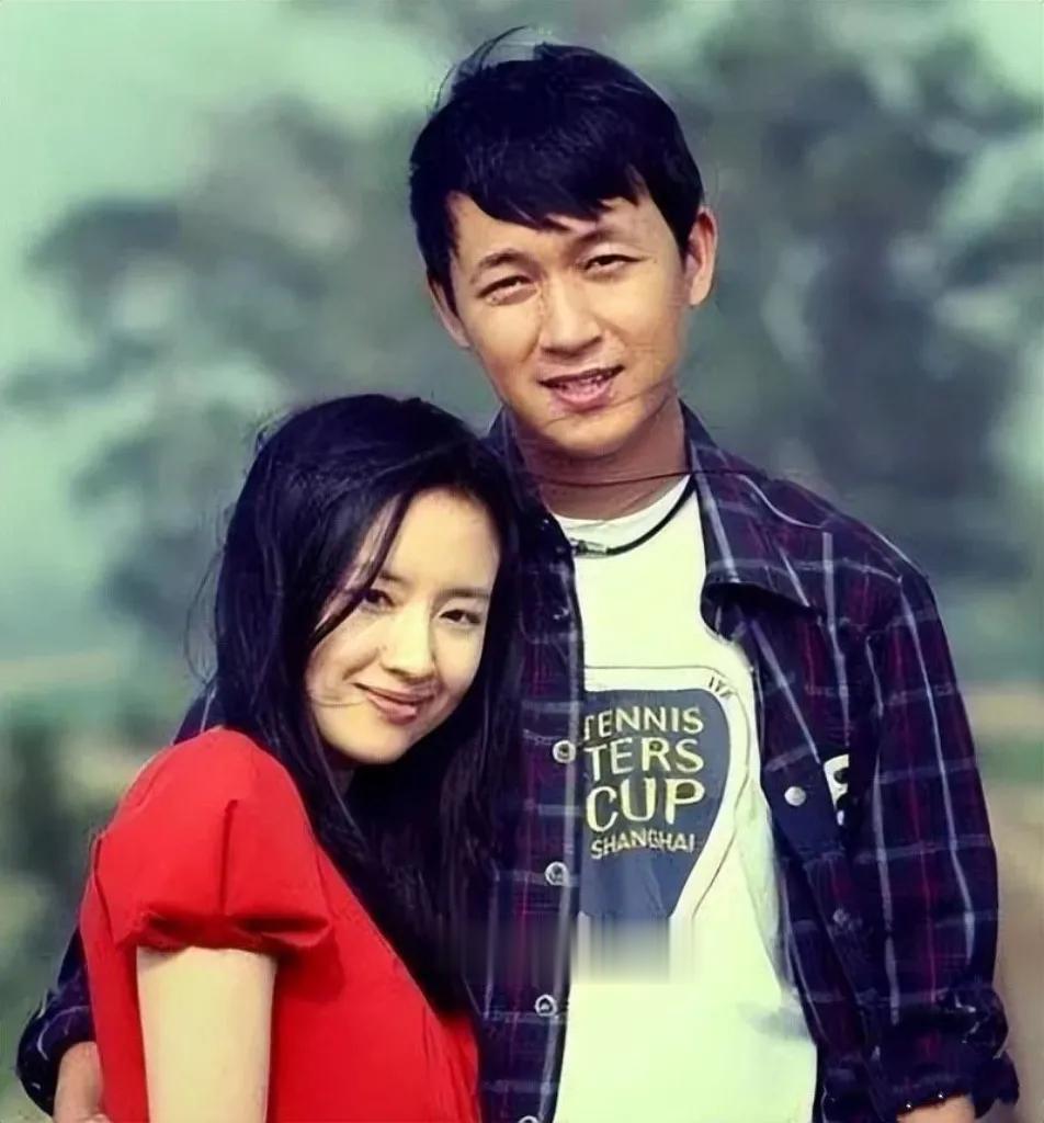 多年前，潘粤明和董洁的合影，他俩是娱乐圈里最有夫妻相的一对儿，只是往事只能回味了