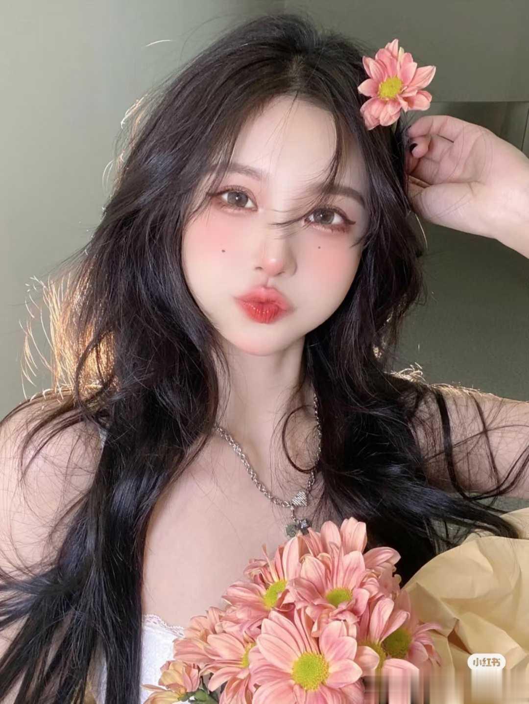 就希望我喜欢的人每天缠着我缠着我聊天每天问我 去哪里了呀 都干嘛了呀 吃什么呀每