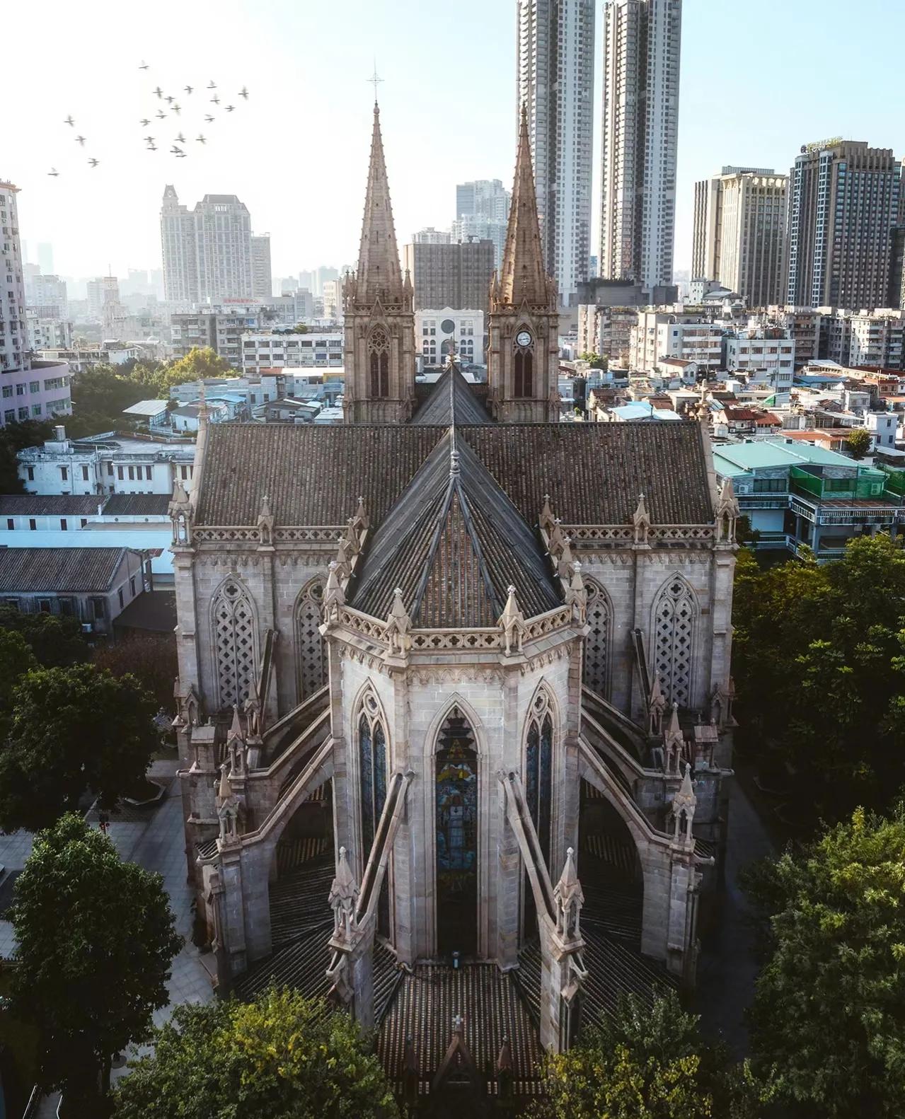 广州圣心大教堂
在广州市区内有一座1863年建的石质圣心大教堂，十字布局，哥特式