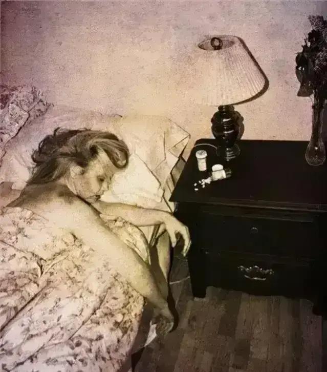这个一身尸斑的女子，玛丽莲.梦露！

第一次看梦露死亡的正面图，比想象的更震撼，