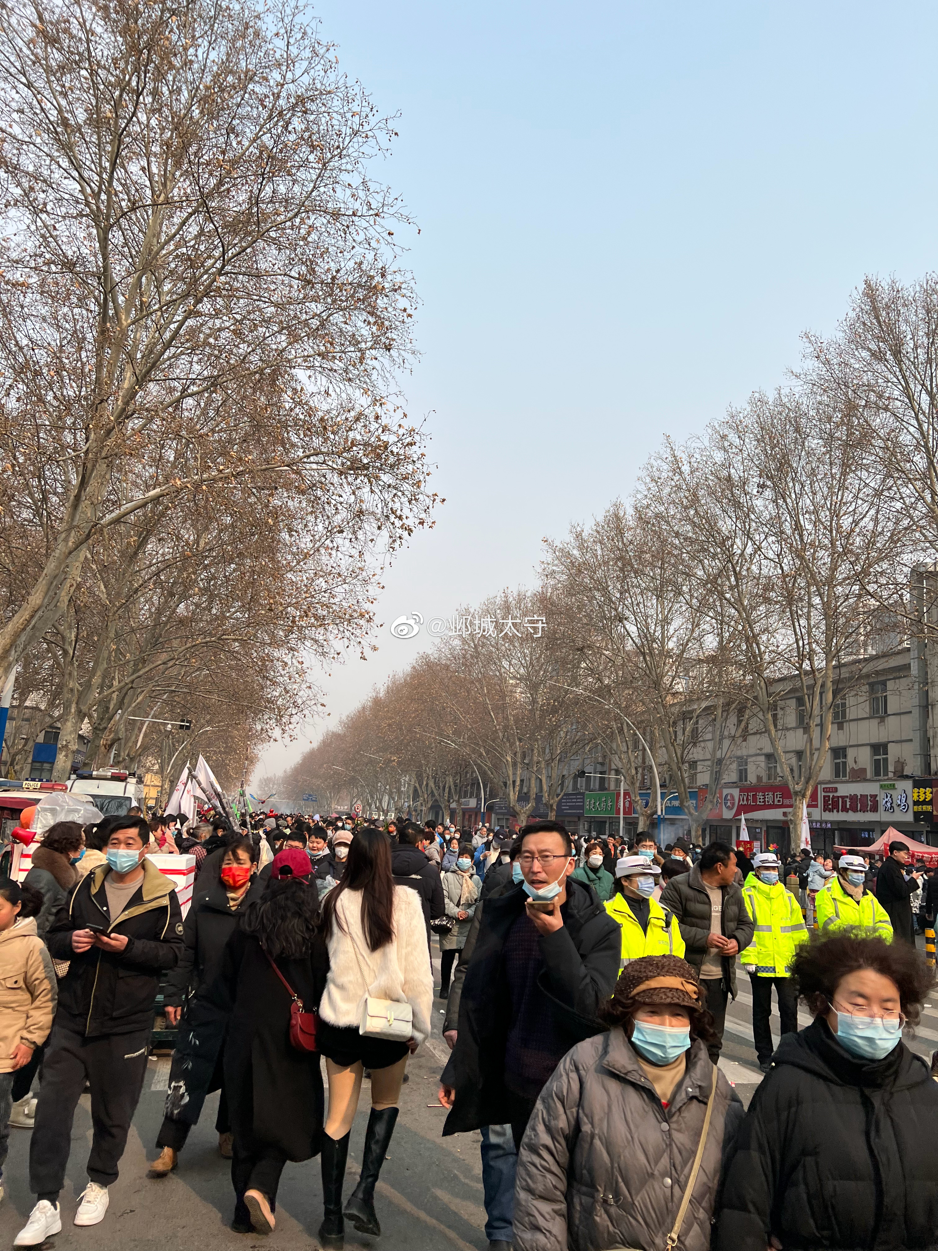 下班，医院门口熙熙攘攘。 ​​​