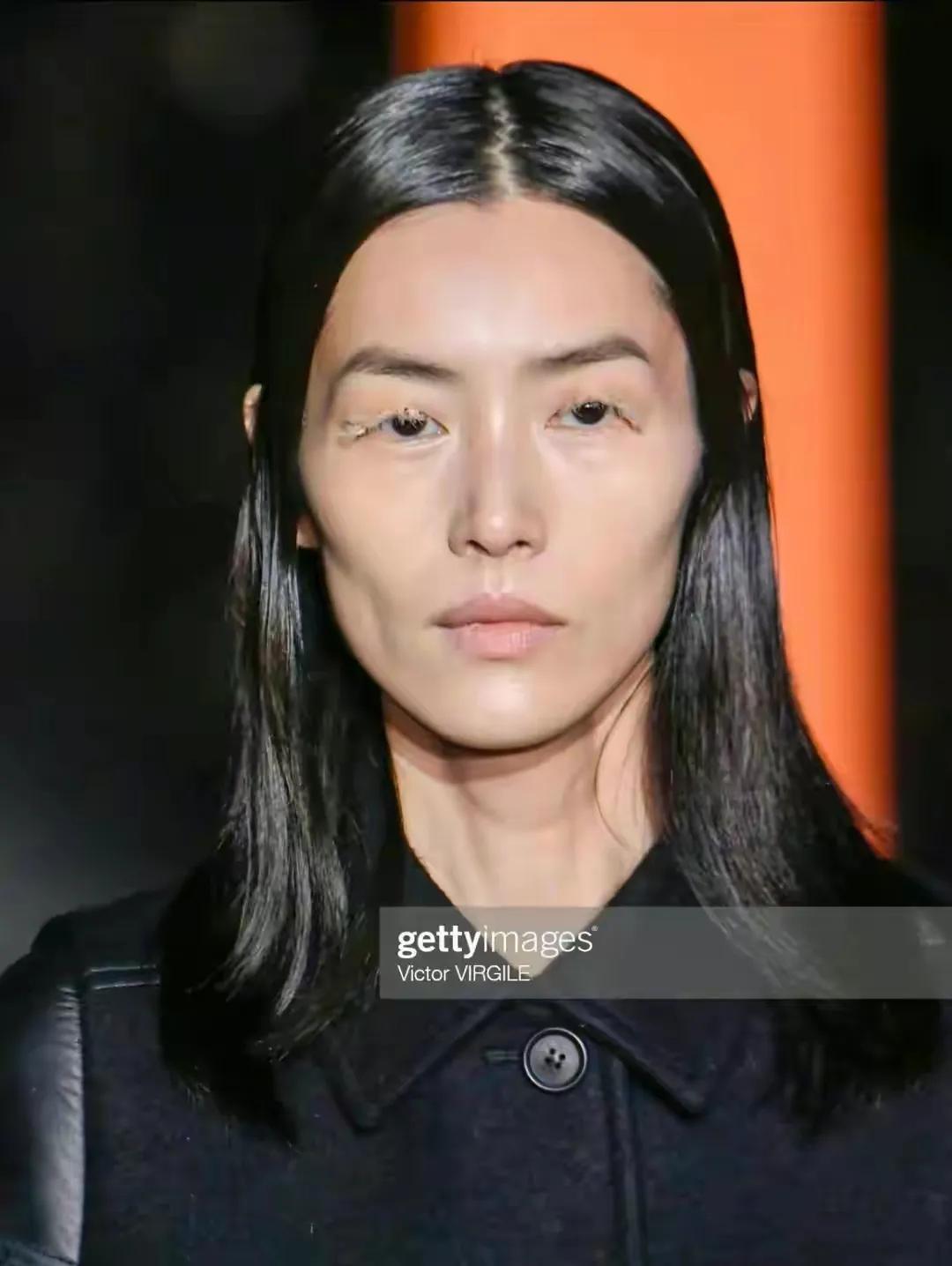 刘雯这是要干嘛？化着诡异的妆容，高颧骨眯眯眼，戴着黄色睫毛，远看就像个行走的骷髅