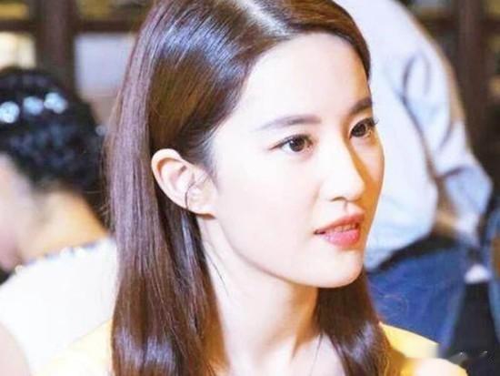 娱乐圈中皮肤特别白的女星，古力娜扎不意外，最后一位简直无敌了
在娱乐圈中的女明星