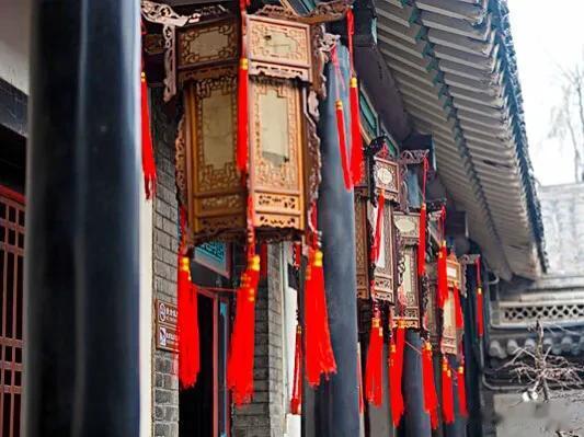 悬黛瓦，绕朱庭。黄昏闲步到长亭。使君自恨城犹在，时辈谁知酒未醒。
星落树，夜无灯