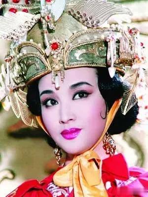  
简述一下武则天的功与过，一代传奇女王！
功：
1.打击了保守的门阀贵族。
2