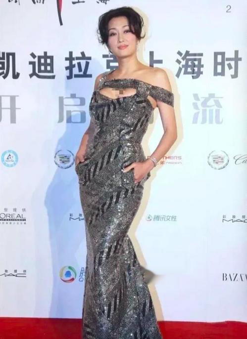 孟广美真不愧是全国宅男心中的女神，今年都已经快六十岁了，但是这身段和样貌，怎么看