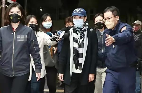 民进党紧咬不放，控诉新竹市候任市长高虹安涉嫌“诈领助理费”，高虹安被突审24小时