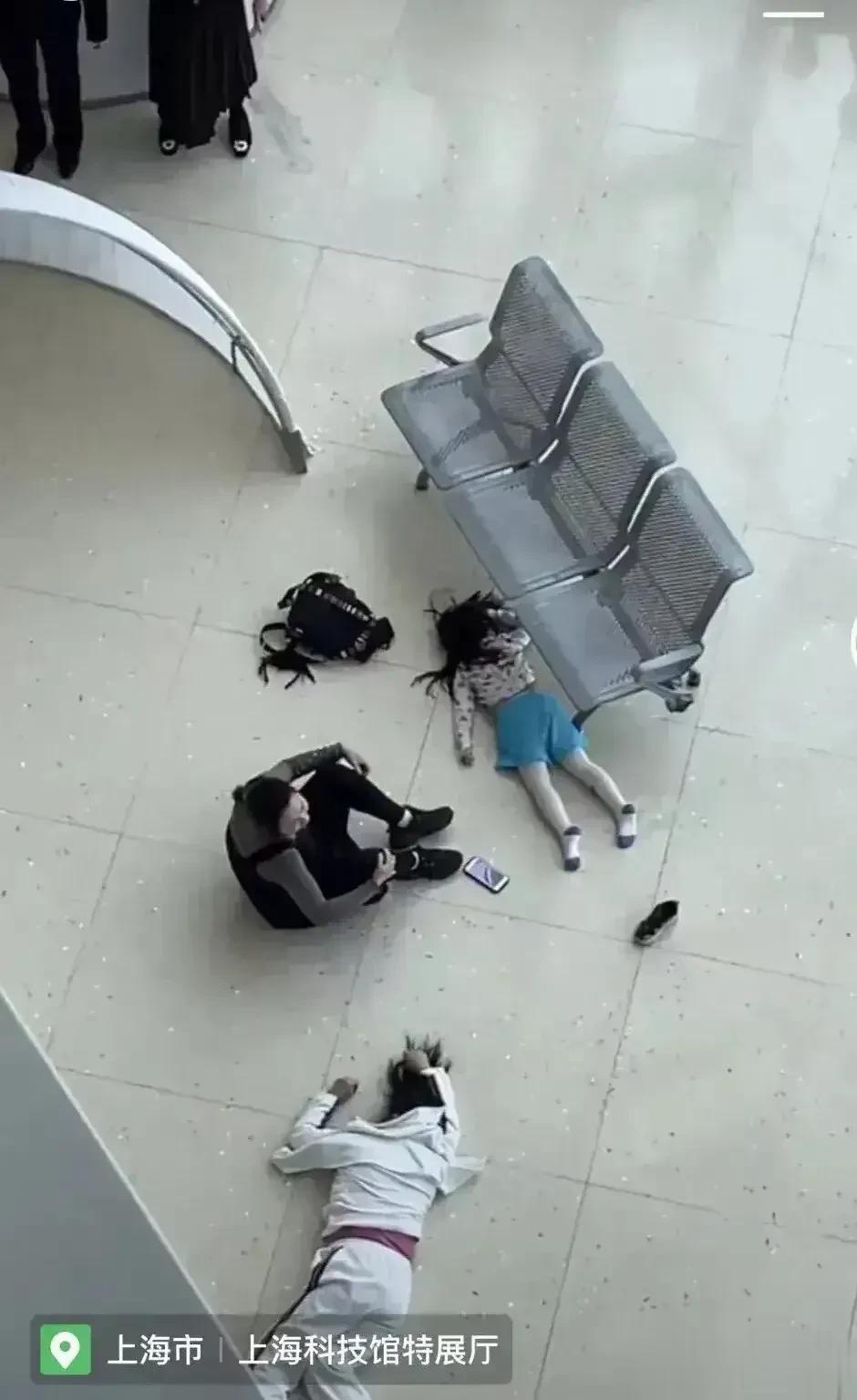 一个令人心痛的消息在网络上流传开来。据悉，一名小女孩在上海科技馆内不慎从三楼掉下