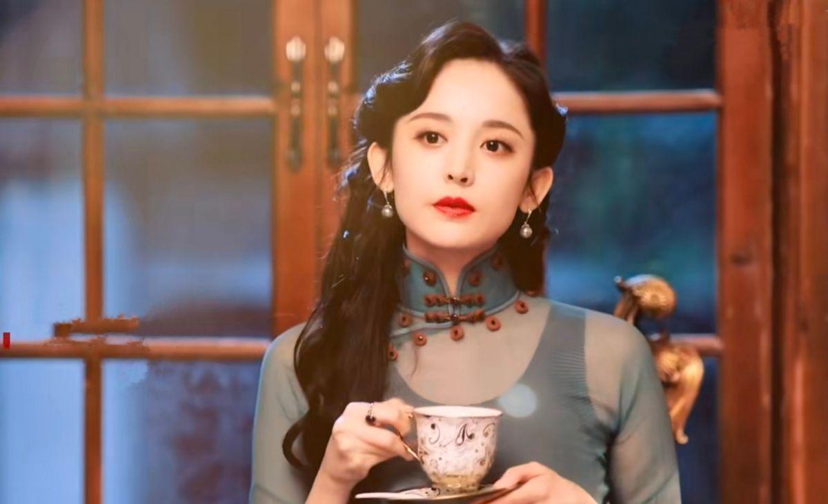 孔祥熙的女儿被穷小子抛弃，恋爱脑孔令仪，她带着两飞机的嫁妆出嫁，丈夫依旧出轨。她