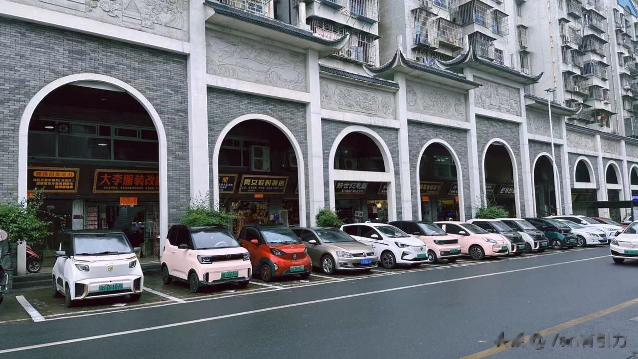 柳州，一座没有老年代步车的城市。所有看起来像或不太像老年代步车的小家伙都有正规牌