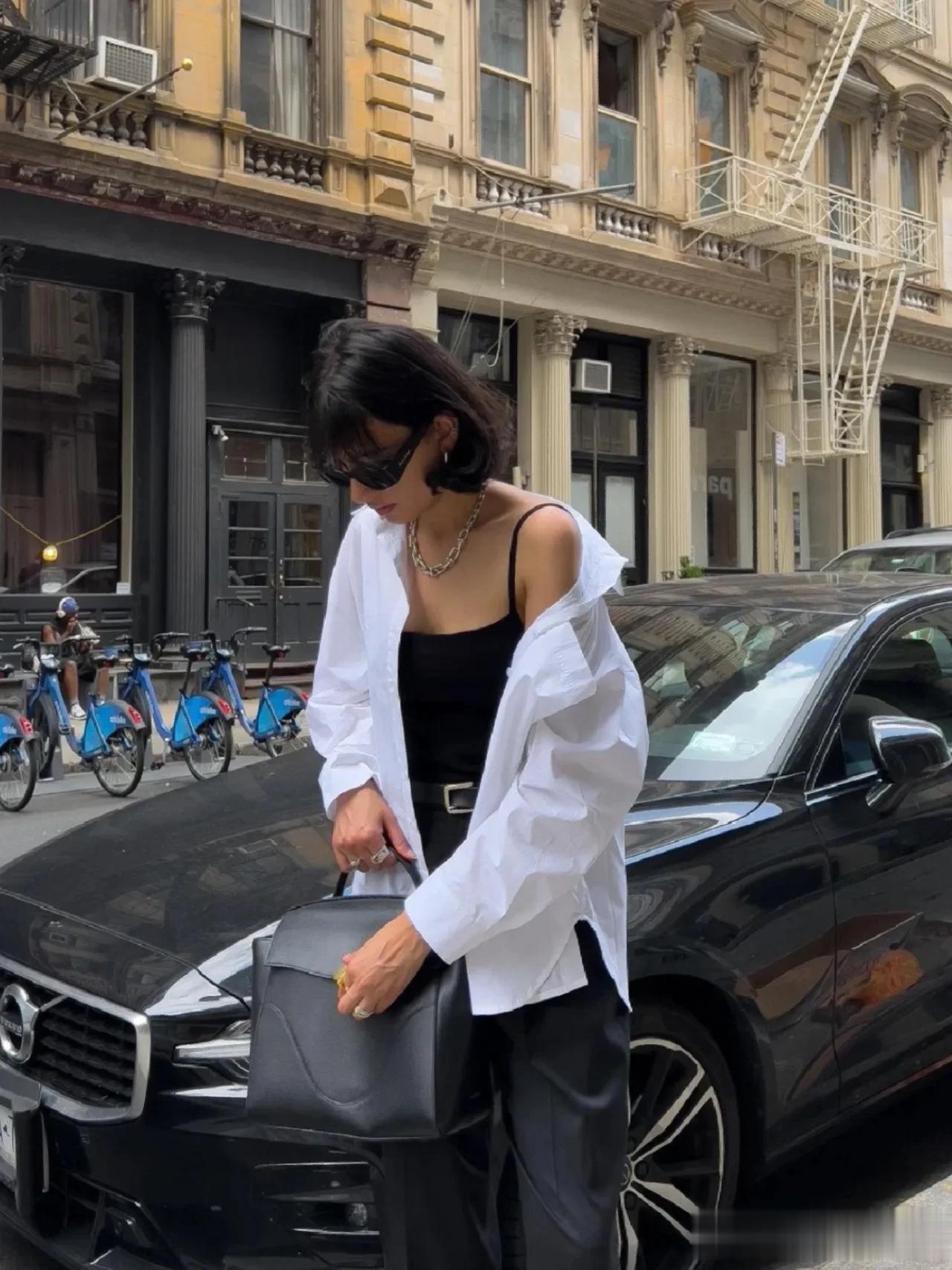 
👕+💼/👖+👟/👗+👠=白衬衫的不同穿搭方法。

白衬衫是非常百搭