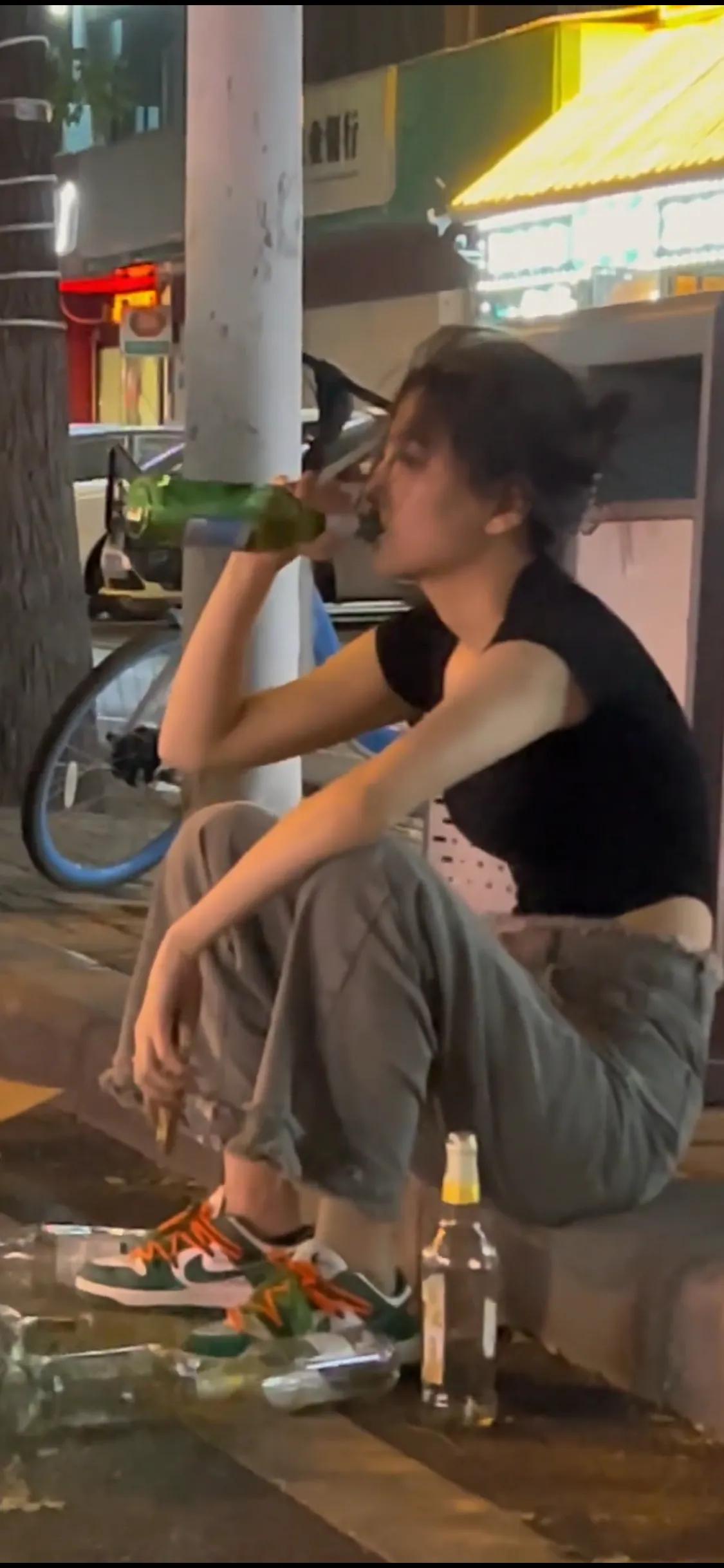有些人只看到你倔犟强势的一面，但他却不知道你曾受过命运怎么样的摧残；有些人只看到