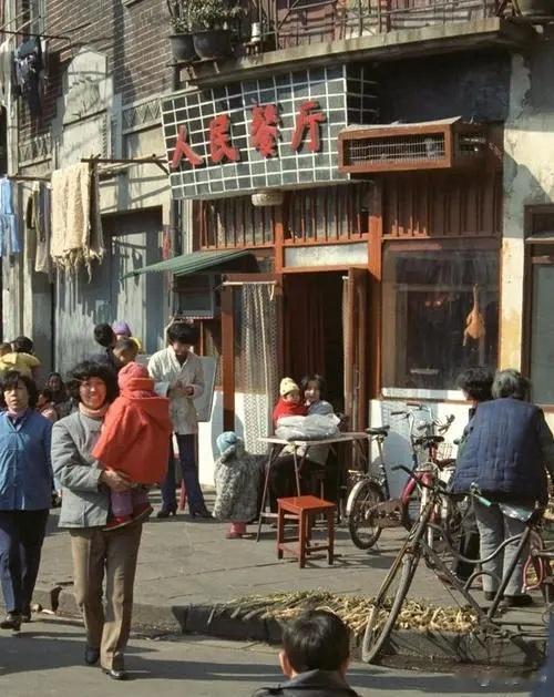因为父母辈大半辈子没有双休，都是单休。在我的记忆中，双休是从94年到95年开始的