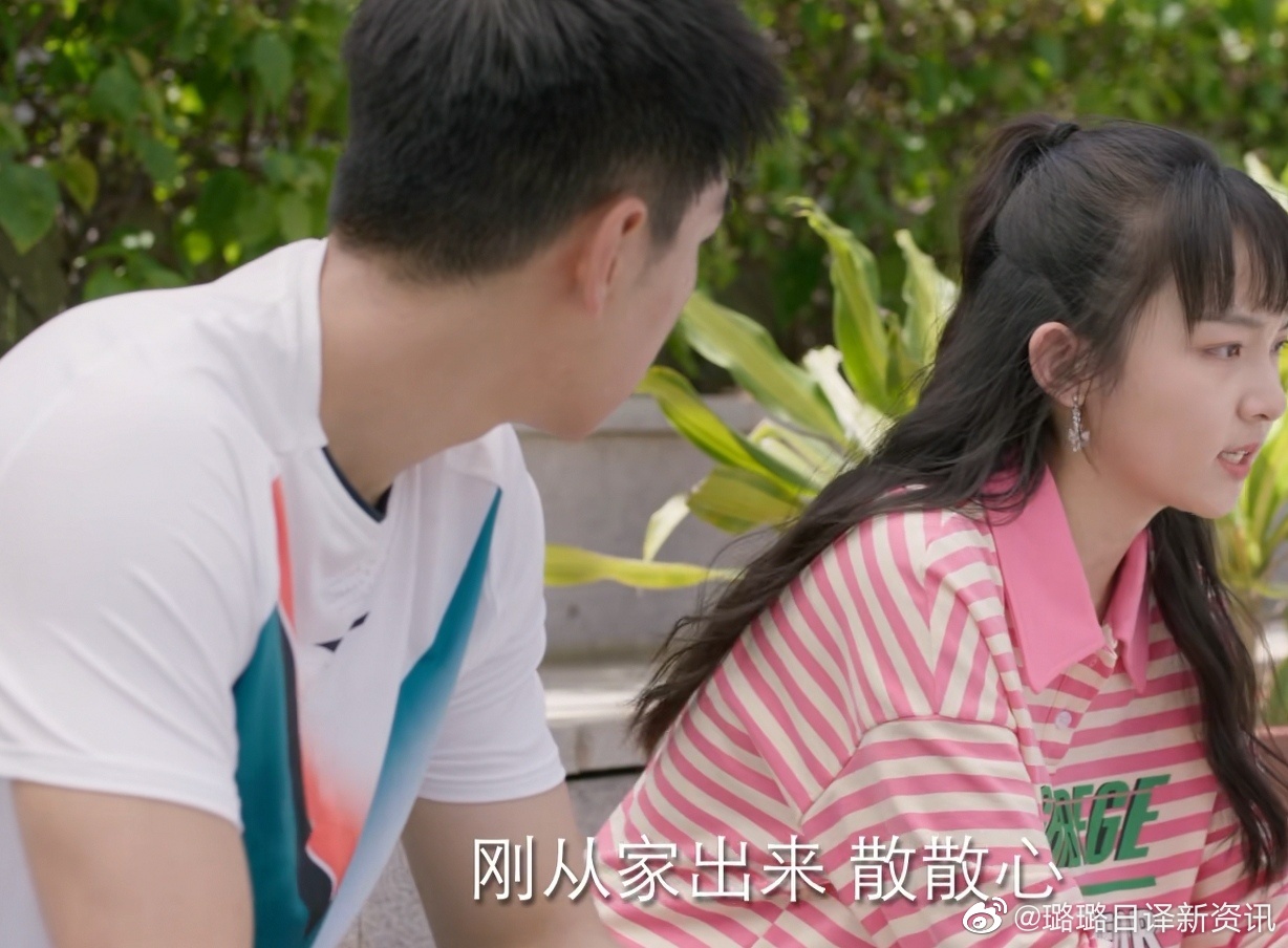 女孩受不了妈妈一直以来的怨言，摔门而出，路上穿的凉拖也添乱式地突然坏掉，无奈女孩