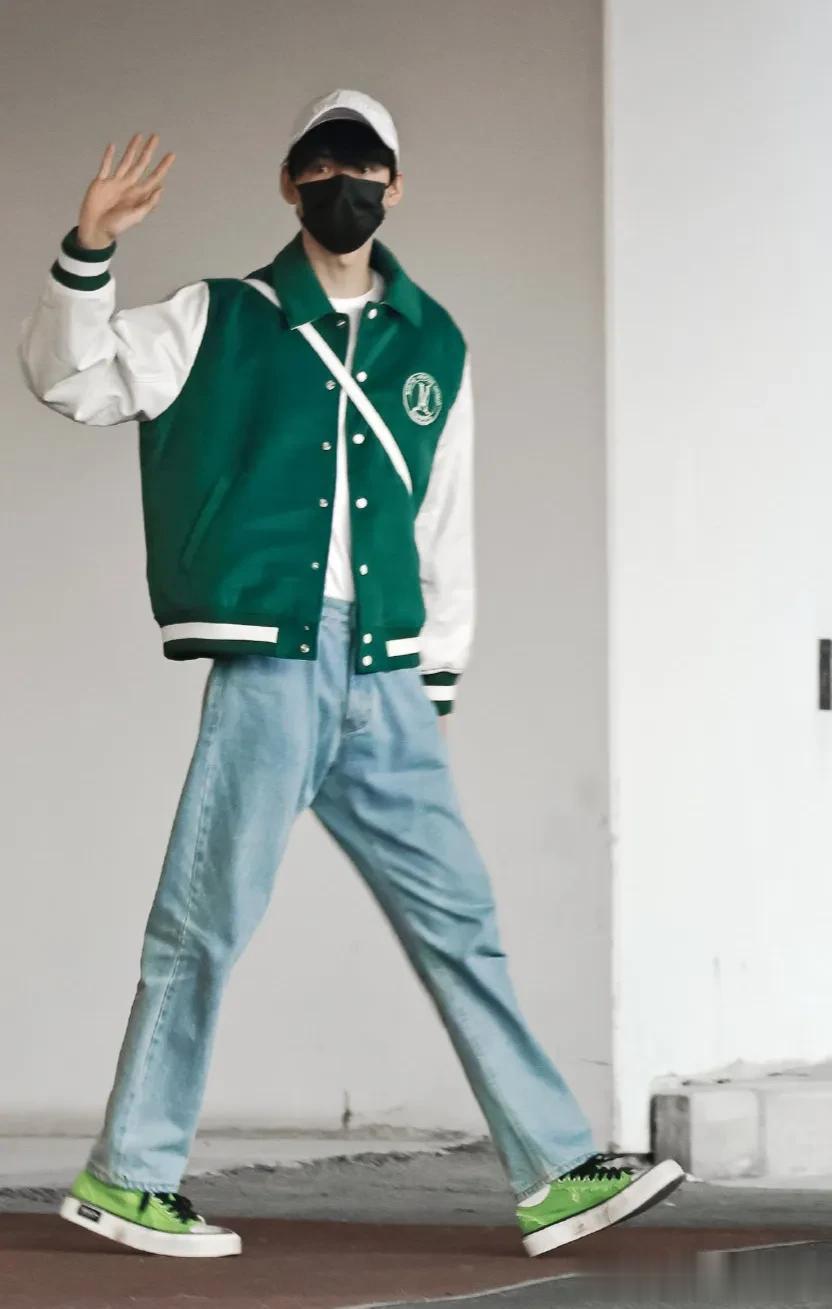 龚俊机场饭拍，棒球帽搭棒球服再搭牛仔裤，整个人显得清爽帅气，看着他脚上的帆布鞋有