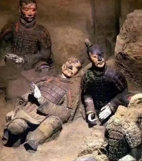 这是兵马俑刚出土时的照片，真的是栩栩如生，可是没多久就氧化了，没有了色彩！