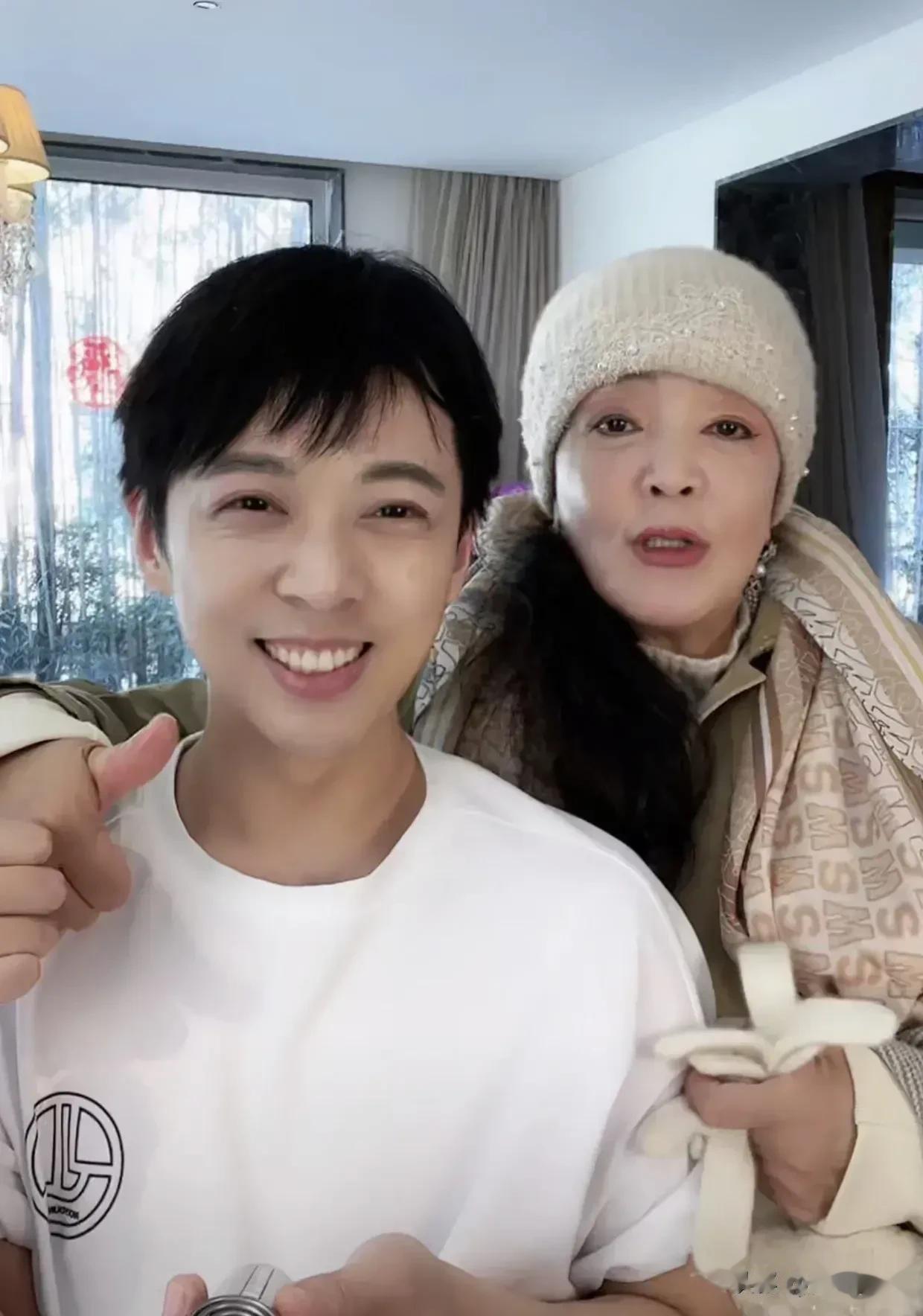 张兰虽然说六十几岁了，也是个大企业家，但人家作为老板并没有高高在上，真的是很亲民