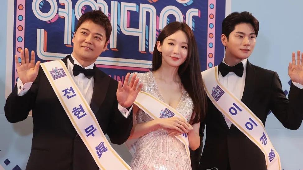 这张图能让你看懂，韩国为何是宇宙整容大国：韩娱MBC演艺大赏主持人合影