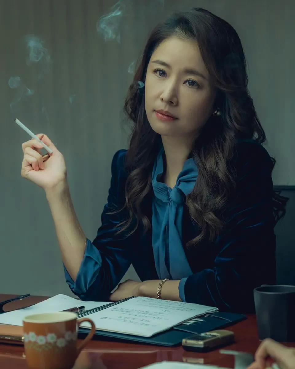 林心如分享《模仿犯》剧照，她手里夹着香烟，认真倾听着对方讲述，一缕缕烟气飘浮，彰
