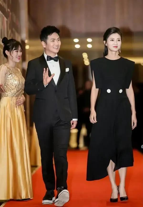 戏内的意难平，戏外的他们是多么帅气美丽的一对组合啊，看起来真是太养眼了！

 
