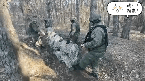 克里米纳树林，俄军一顿炮火射击后，搜山队开始行动，轻易抓到一队乌军，他们被吓到了
