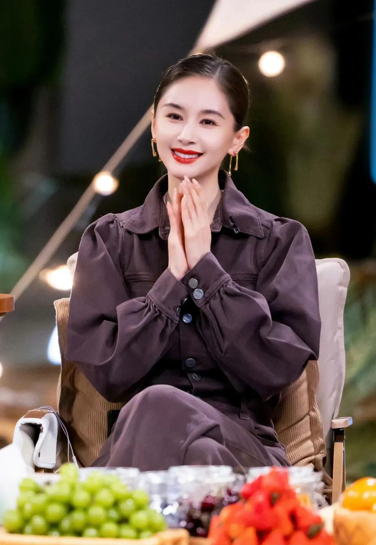 王子文晒出自己的一组美照，穿深咖色牛仔套装亮相，精致又干练，好有气场。

上衣的