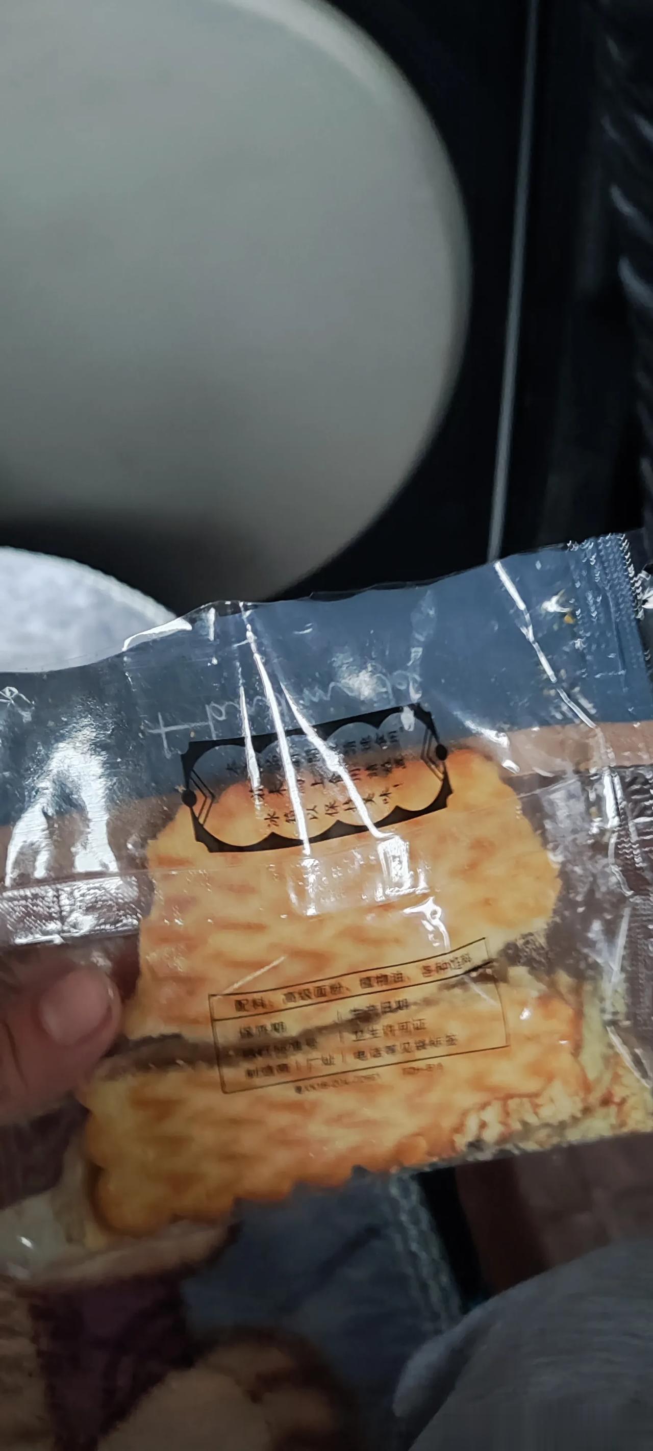 “爸爸，你饿不？我们学校里发的加餐，我没舍得吃，放书包里了，给你留着呢。”儿子问