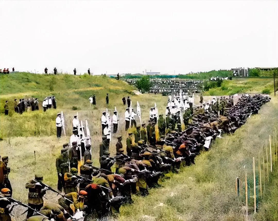1980年代，集体枪决犯人的现场情景！画面中几十名死刑犯齐刷刷排成一行，将要被枪